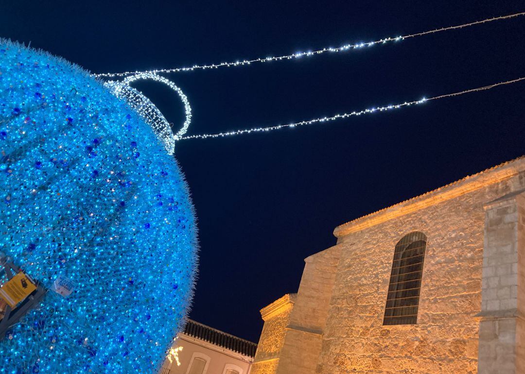 Imagen de la gran bola navideña, ubicada en la Plaza de la Constitución de Valdepeñas (Ciudad Real) 