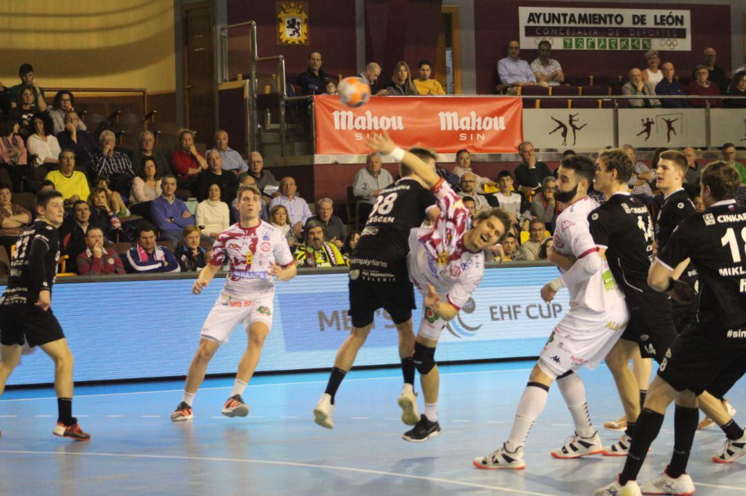 Acacio intenta un lanzamiento a puerta