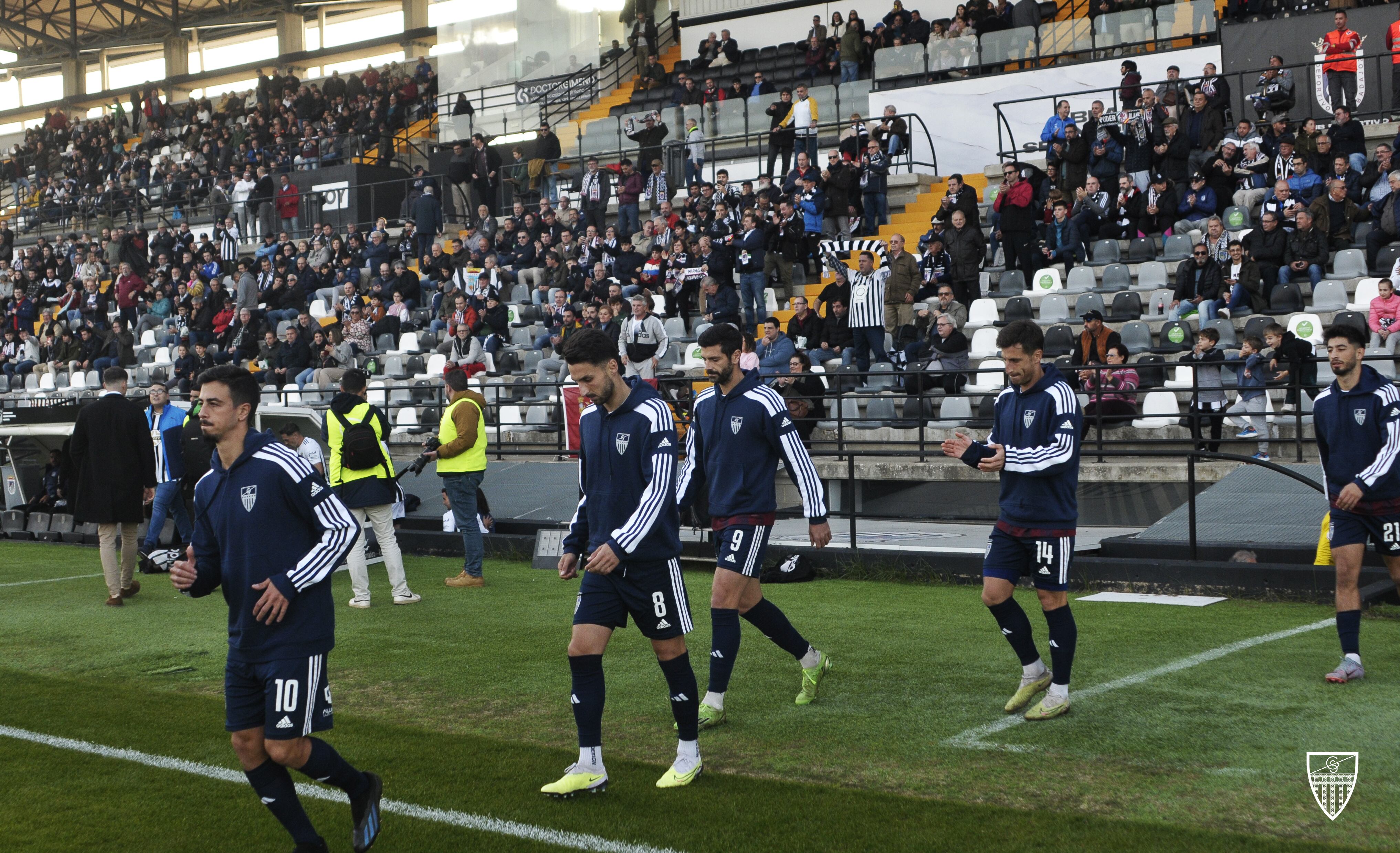 Salida de la Segoviana en el partido ante el Badajoz