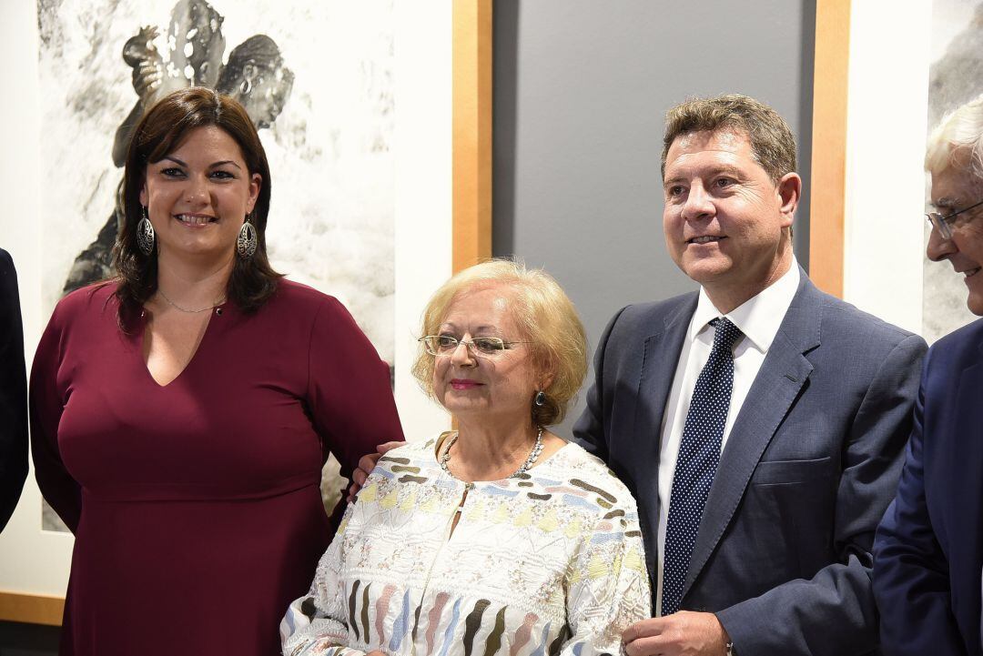 Cristina García Rodero, flanqueada por Emiliano García Page y Mayte Fernández durante la inauguración del Museo que lleva su nombre