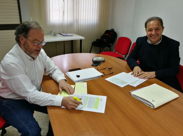 Los parlamentarios socialistas Félix Montes y Juan Luis Gordo esta mañana en la sede de su partido en la capital segoviana