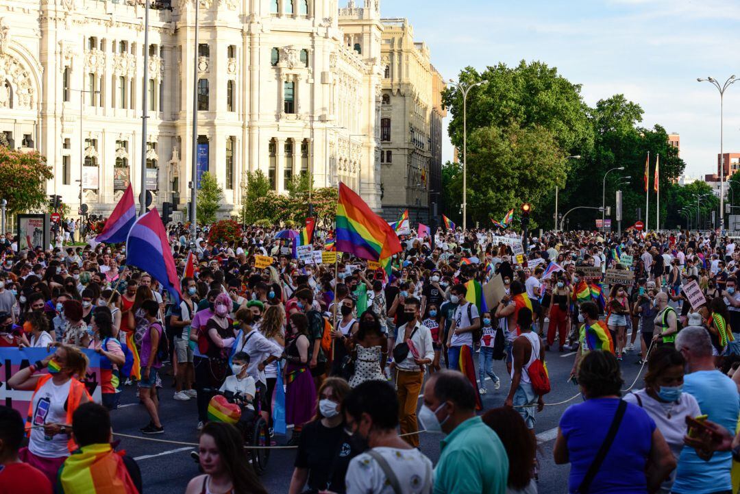 Manifestación del Orgullo LGTBI a su paso por la Plaza de Cibeles en Madrid. 