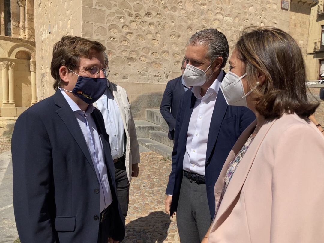 El alcalde de Madrid, junto al presidente de FES, Andrés Ortega, y la gerente Beatriz Escudero.