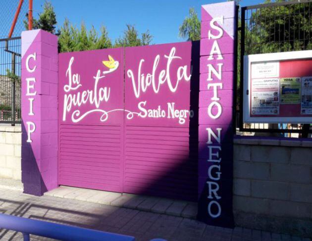 Puerta Violeta en el Colegio Santo Negro de Elda