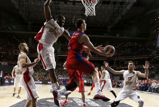 El pivot del Olympiacos Bryant Dunston intenta impedir la canasta del escolta francés del CSKA Nando de Colo