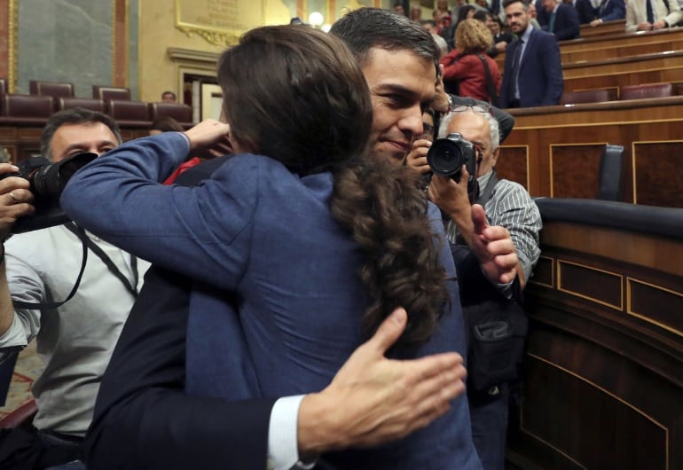 Pedro Sánchez saluda al líder de Podemos Pablo Iglesias tras el debate de la moción de censura