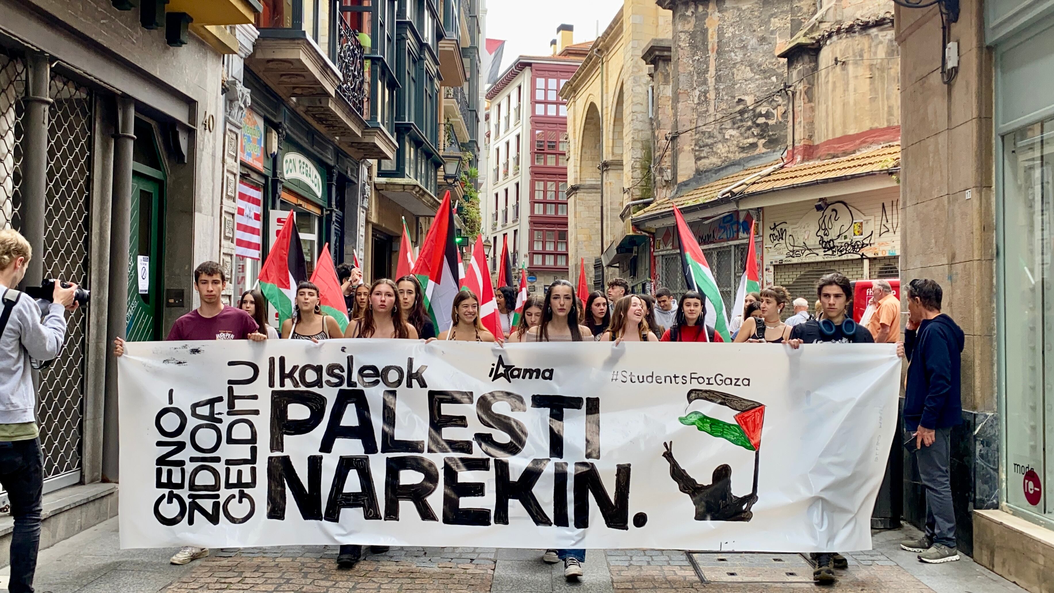 Ikasleak Martxan se manifiesta en favor de Palestina en Bilbao, Casco Viejo.