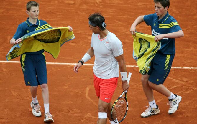 El español es atendido por los recogepelotas durante el encuentro ante Martin Klizan en el que ha ganado por 4-6, 6-3, 6-3 y 6-3.