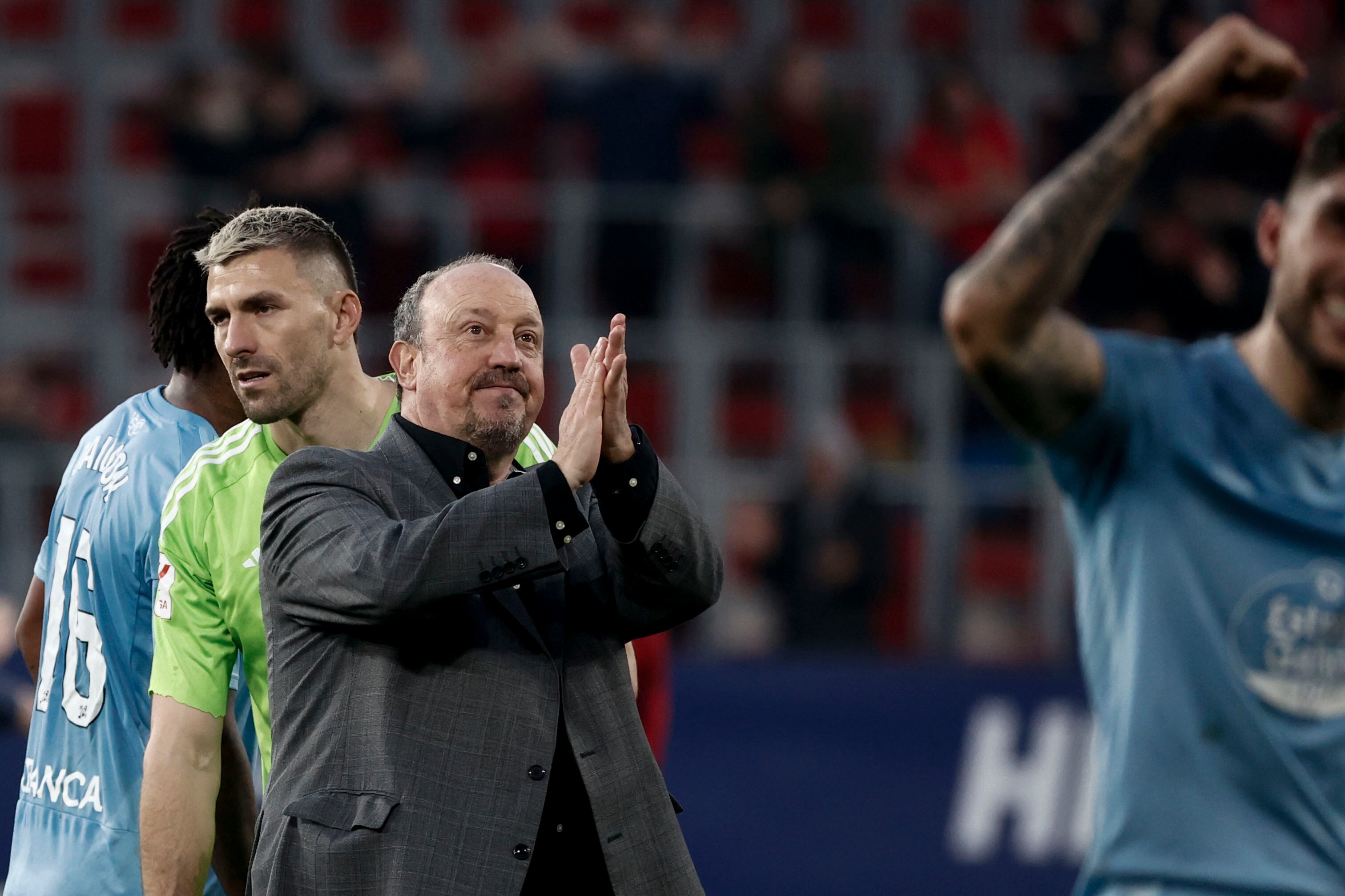 PAMPLONA, 04/02/2024.- El entrenador del Celta, Rafa Benítez (i), celebra la victoria de su equipo tras el partido de LaLiga entre el Osasuna y el Celta, este domingo en El Sadar. EFE/Jesús Diges
