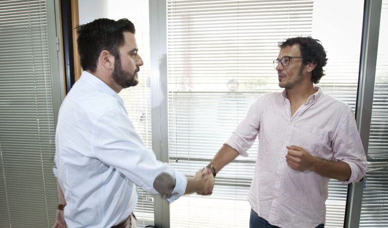 El candidato socialista, Fran González, saluda al líder de Por Cádiz sí se puede, José María González 'Kichi', momentos antes de la reunión que han mantenido hoy, para aclarar algunas de las medidas que lleva en su programa, antes de decidir si da su apoyo a su investidura como alcalde.