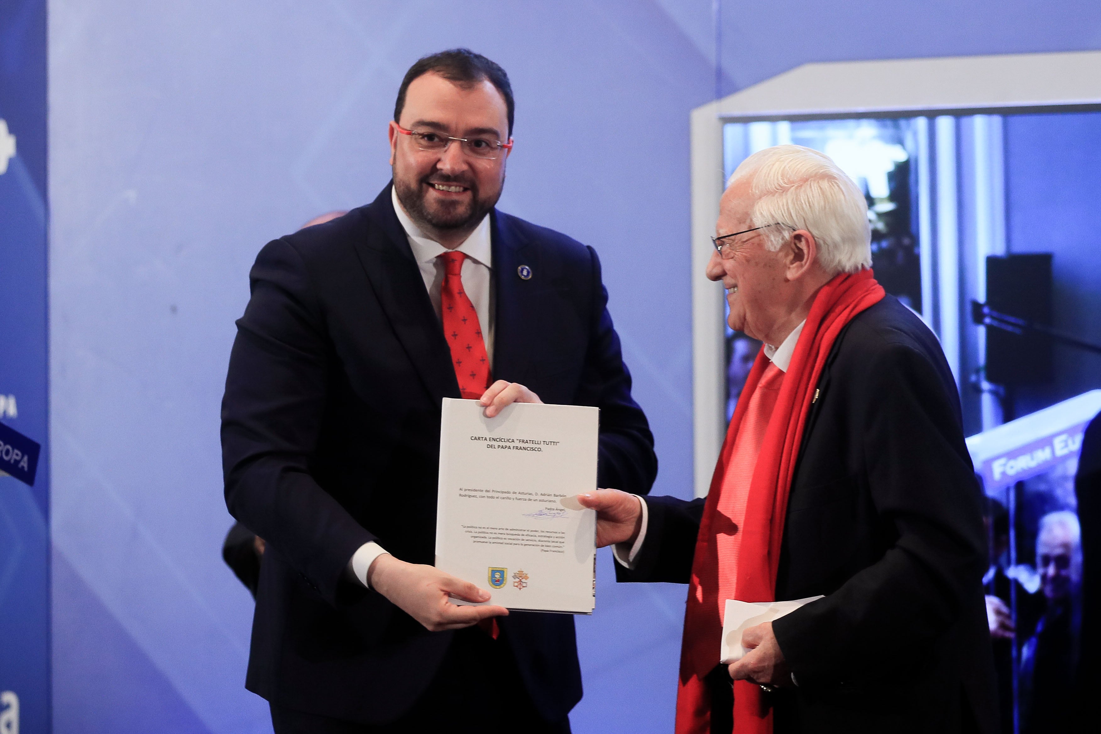 Adrián Barbón ha sido presentado por el Padre Ángel