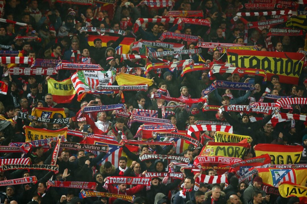 Aficionados del Atlético de Madrid en Anfield