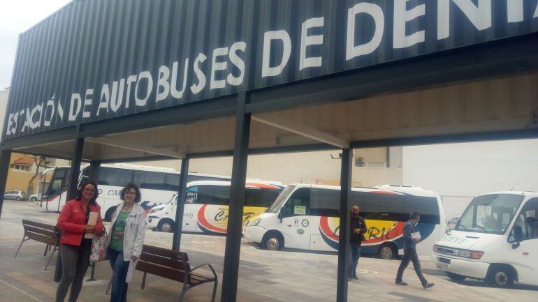 Las concejalas del PP Isabel Gallego y Pepa Sivera, en la nueva estación de autobuses de Dénia.