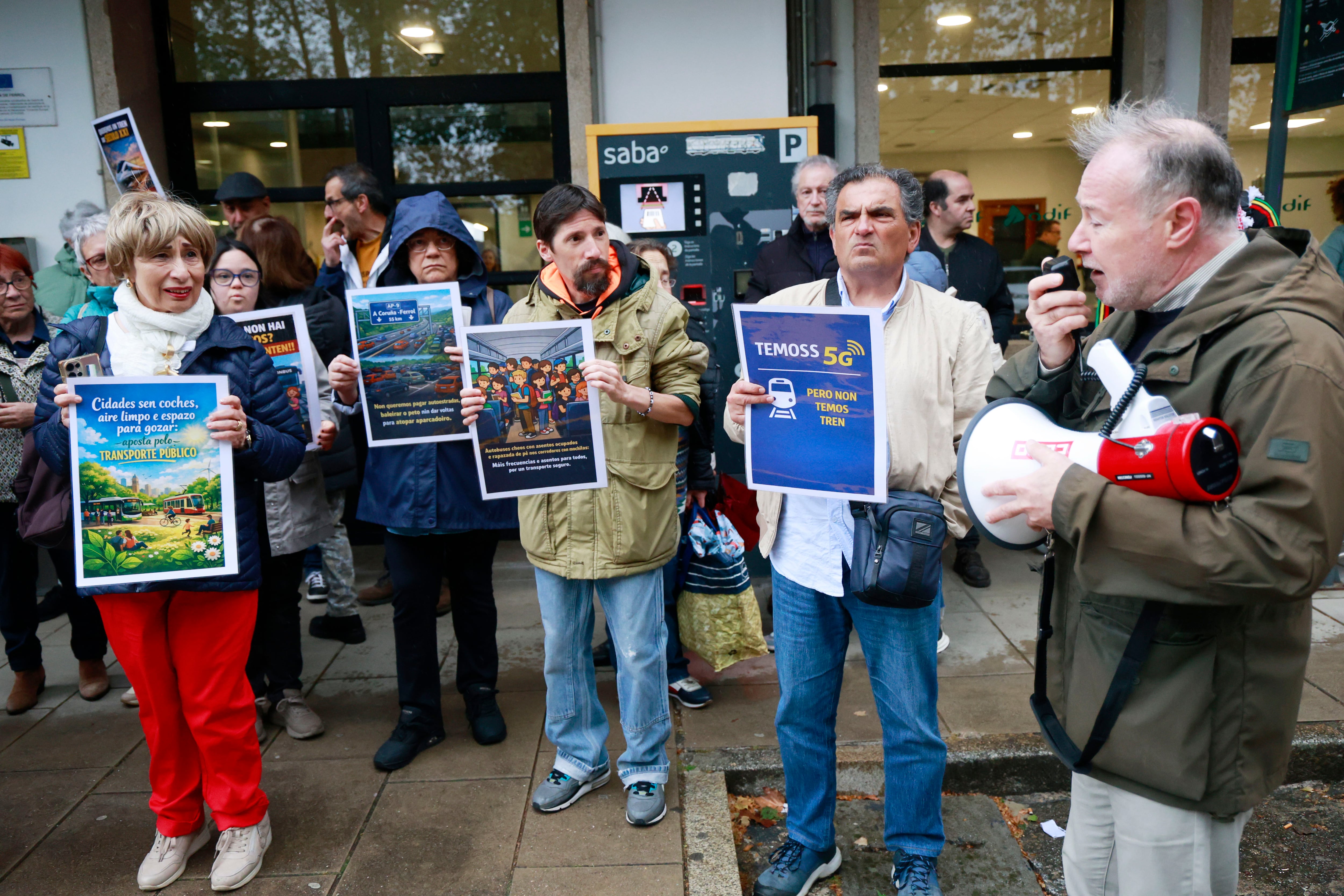 FERROL, 11/04/2026.- Miembros del Foro Cidadán polo Ferrocarril, que en noviembre desarrolló una manifestación por la modernización del tren a Ferrol, protestan este sábado en la estación de tren de Ferrol antes del inicio del viaje reivindicativo hasta Betanzos.EFE/ Kiko Delgado