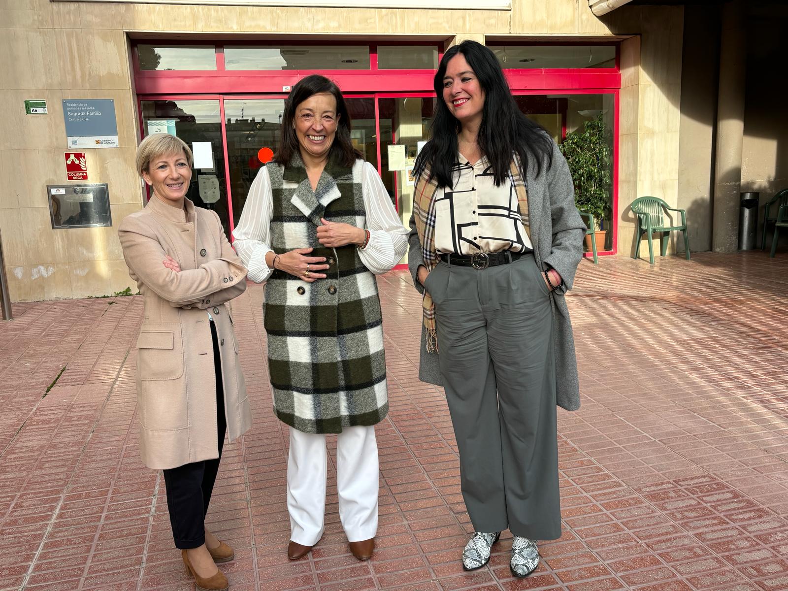 Raquel Álvarez, nueva directora de la Residencia Sagrada Familia, Carmen Susín, consejera de Bienestar Social, y Lorena Orduna, alcaldesa de Huesca