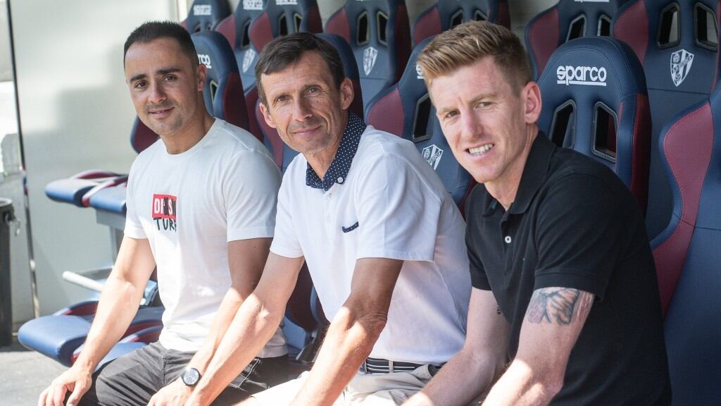 Alberto Martínez, Cuco Ziganda y Mossa en los banquillos de El Alcoraz