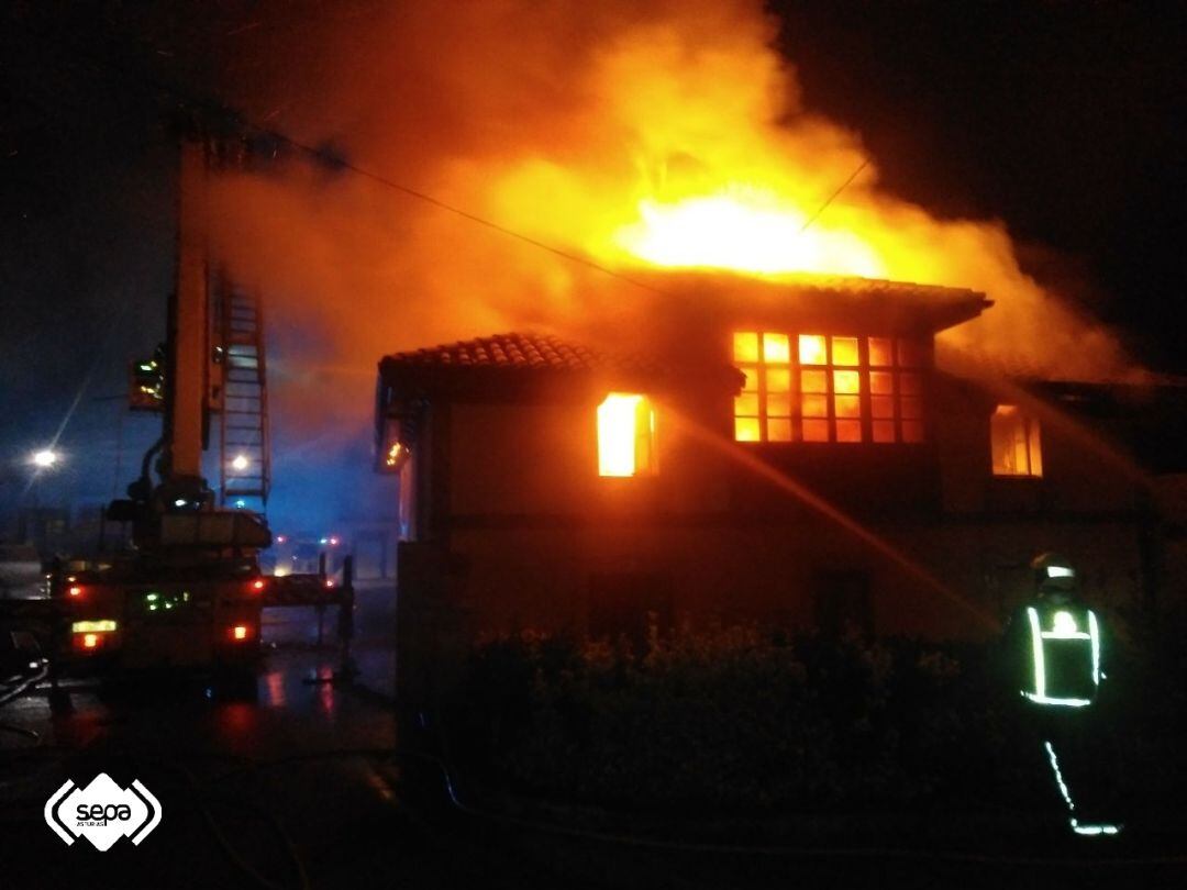 Los efectivos de Bomberos del Servicio de Emergencias del Principado actuando en el incendio que el pasado día 22 de noviembre se declaró en una vivienda en Noreña.