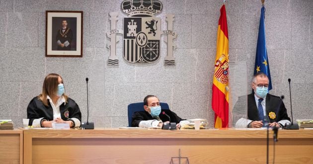 El magistrado Alfonso Guevara (c) durante el juicio