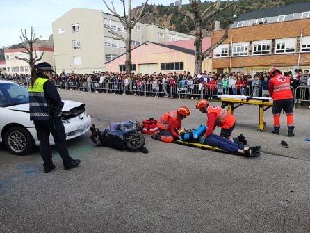 Sanitarios de Cruz Roja atendiendo a uno de los accidentados en un momento del Simulacro.