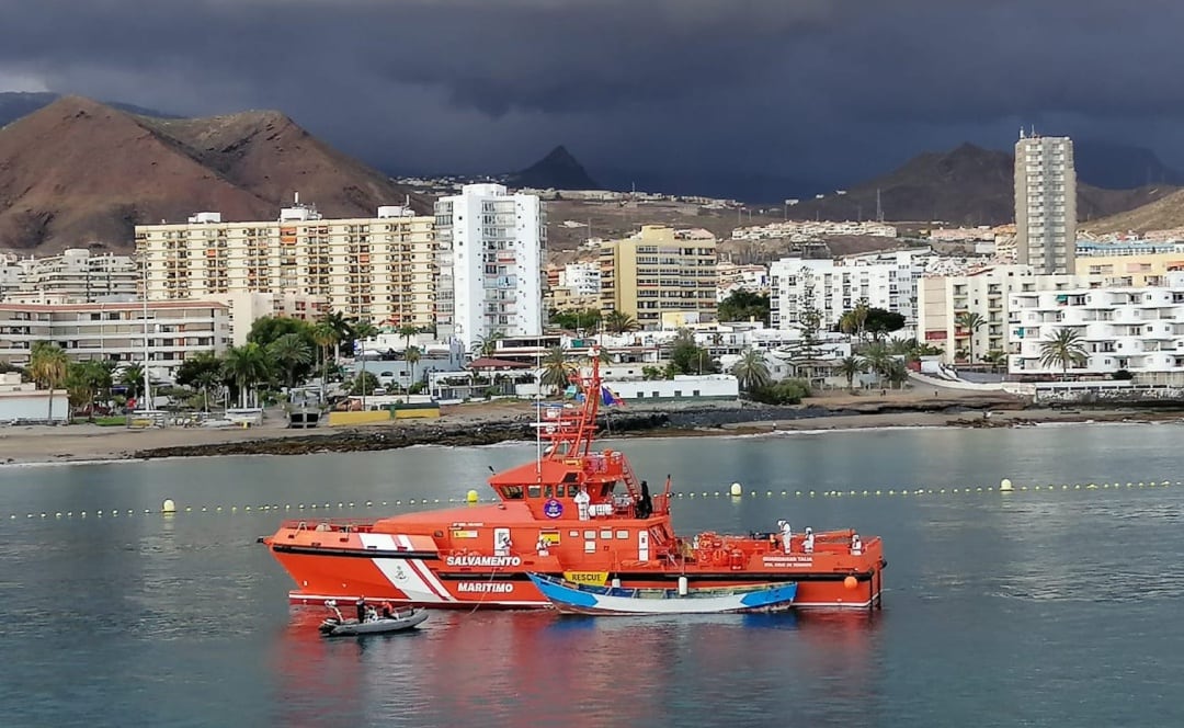 Momento de la llegada del cayuco al Puerto de Los Cristianos (Arona, Tenerife) en donde han sido trasnportados los cuerpos de 17 migrantes fallecidos localizados este lunes a 490 kilómetros al sur de El Hierro