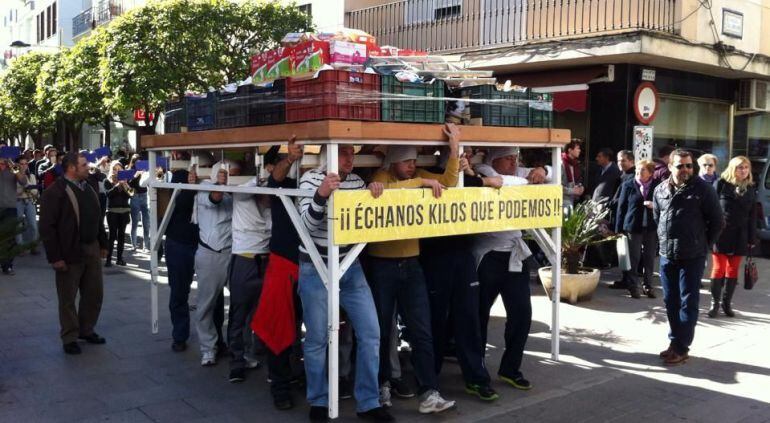 Recogida solidaria de alimentos realizada por costaleros