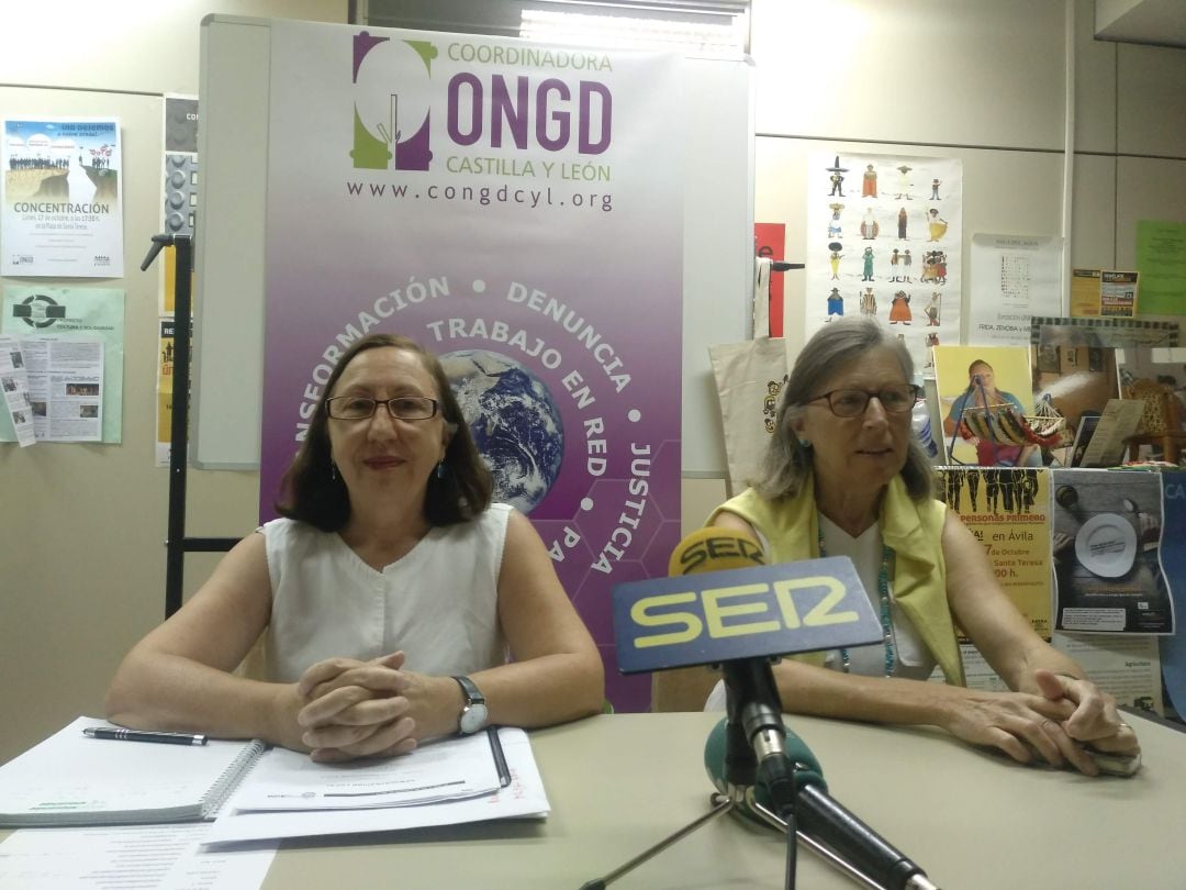 Aurora Ramos (izquierda), representante de la Coordinadora de ONGD en Ávila