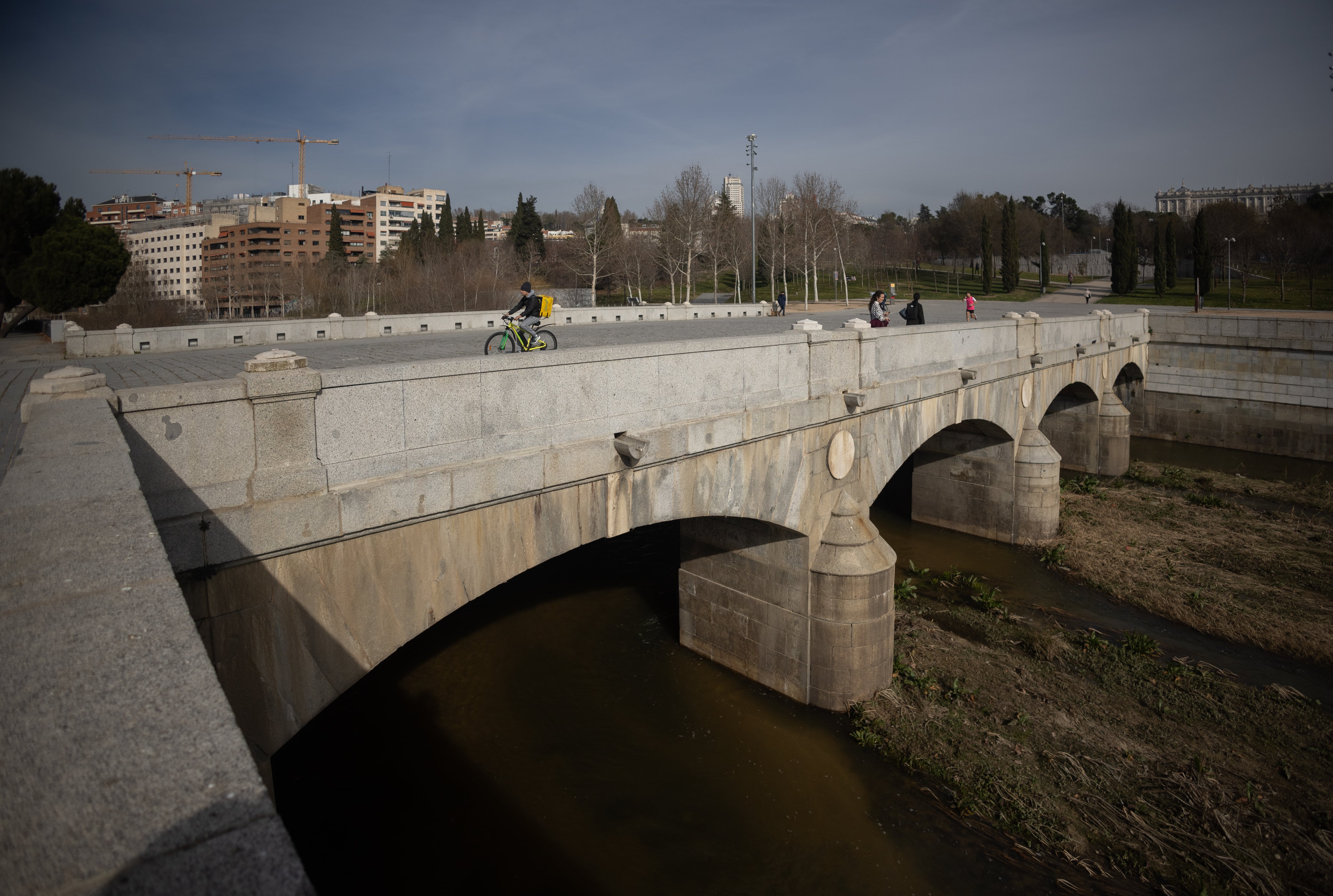 Vista del Puente del Rey en Madrid Río donde Almeida prepara una polémica mascletá el 18 de febrero.