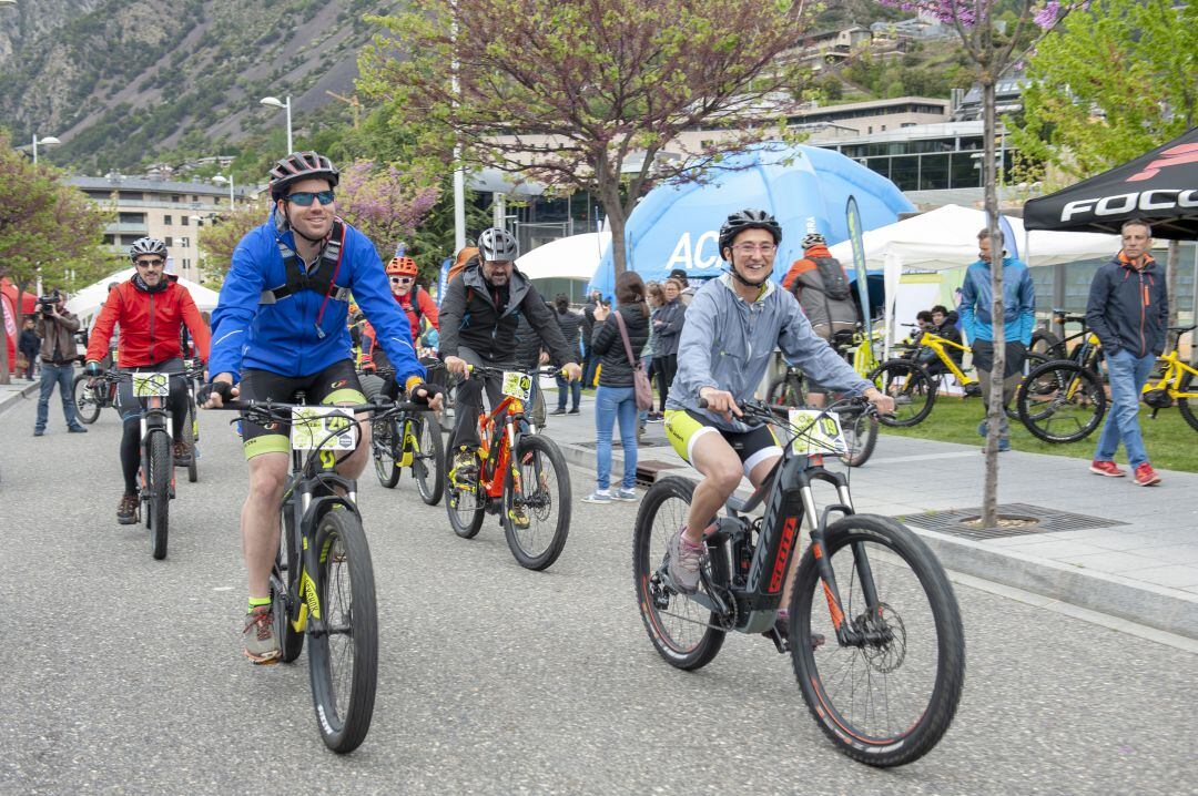 La bicicleta elèctrica ha estat la gran protagonista de la jornada de mobilitat elèctrica celebrada aquest cap de setmana a Escaldes a càrrec de FEDA i l'ACA.