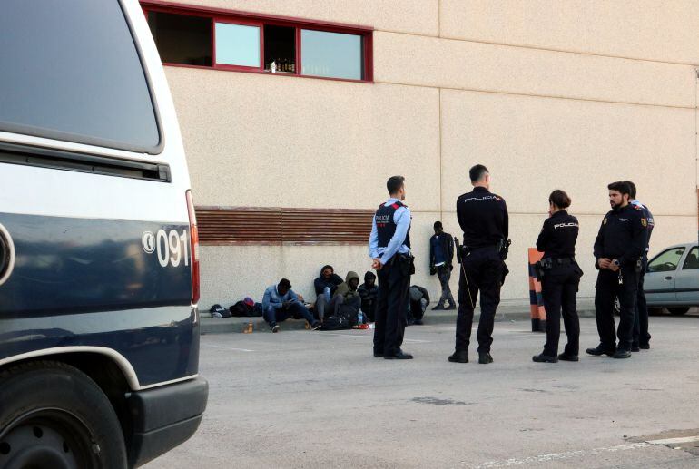 Alguns dels 12 immigrants tenien símptomes de deshidratació i els van traslladar a l'hospital de Figueres