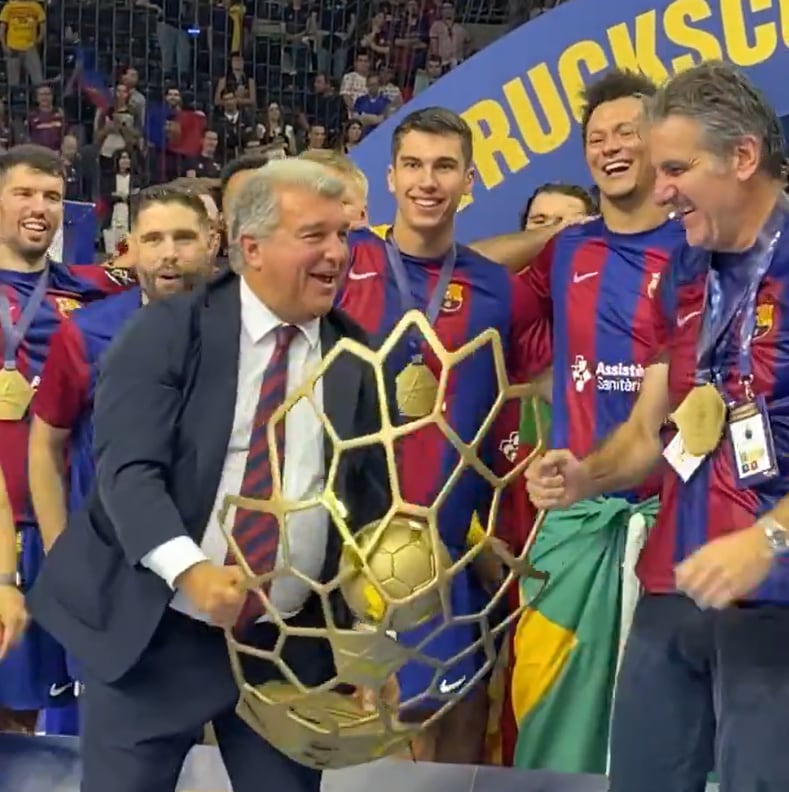 El presidente del FC Barcelona, Joan Laporta, celebró con euforia la duodécima Champions de la sección de balonmano del club azulgrana. (Captura de pantalla de  @FCBhandbol en X)