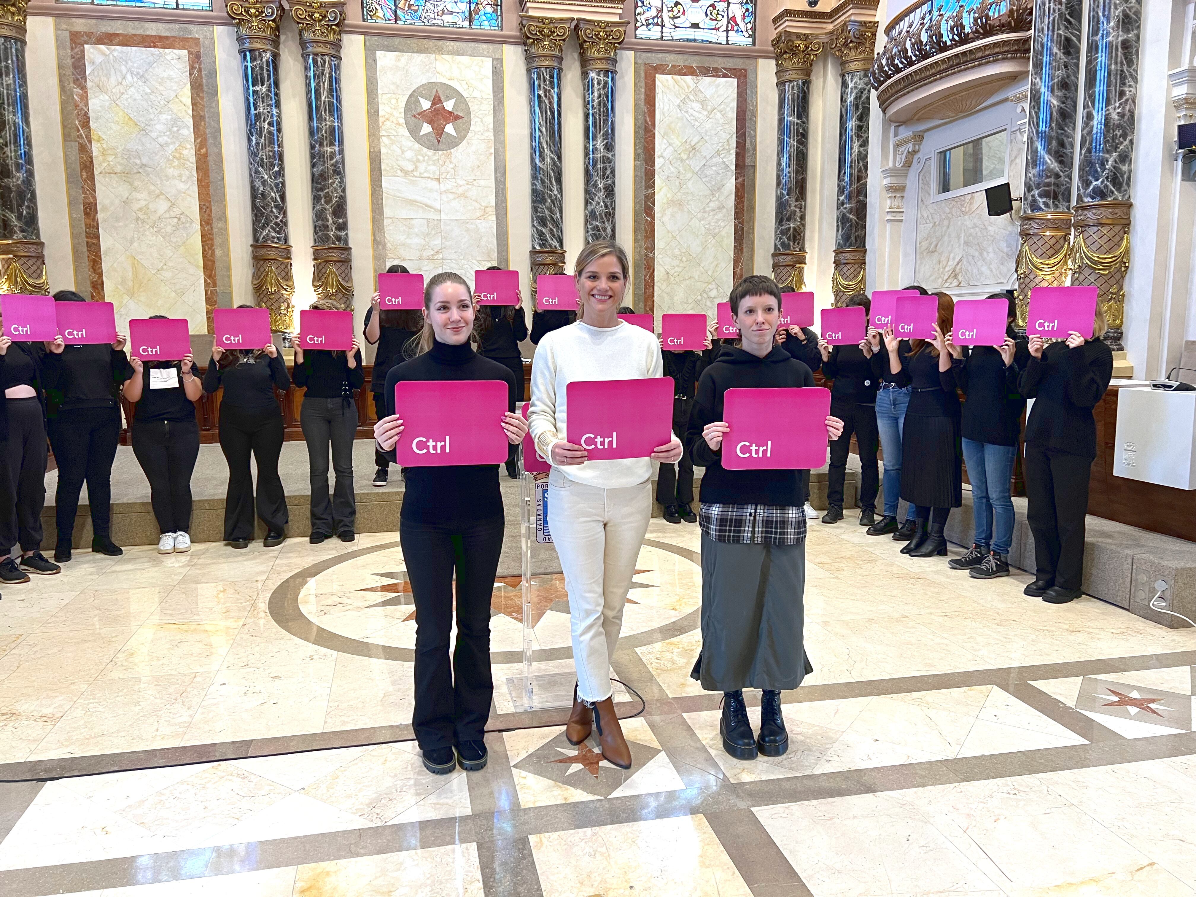 Estudiantes de diseño gráfico del instituto Usandizaga y Ane Oyarbide, concejala de Igualdad, en la presentación de la nueva campaña &quot;Cntrl + supr&quot; / Foto: Ayuntamiento de San Sebastián