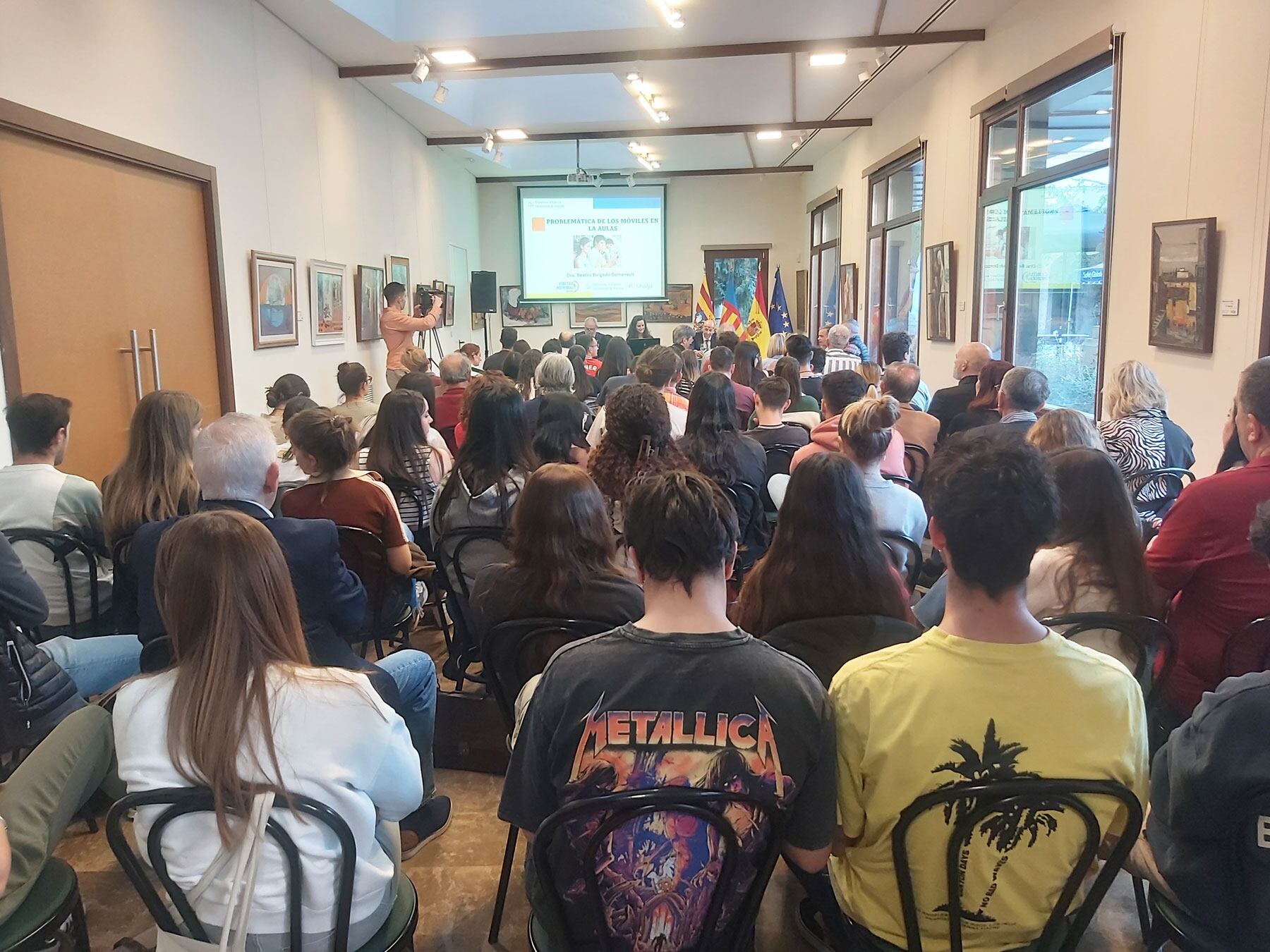 La sala Ramón Castañer se ha quedado pequeña para albergar a todos los asistentes a la charla de Beatriz Delgado