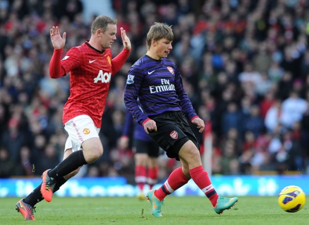 Arshavin en un partido frente al Manchester United