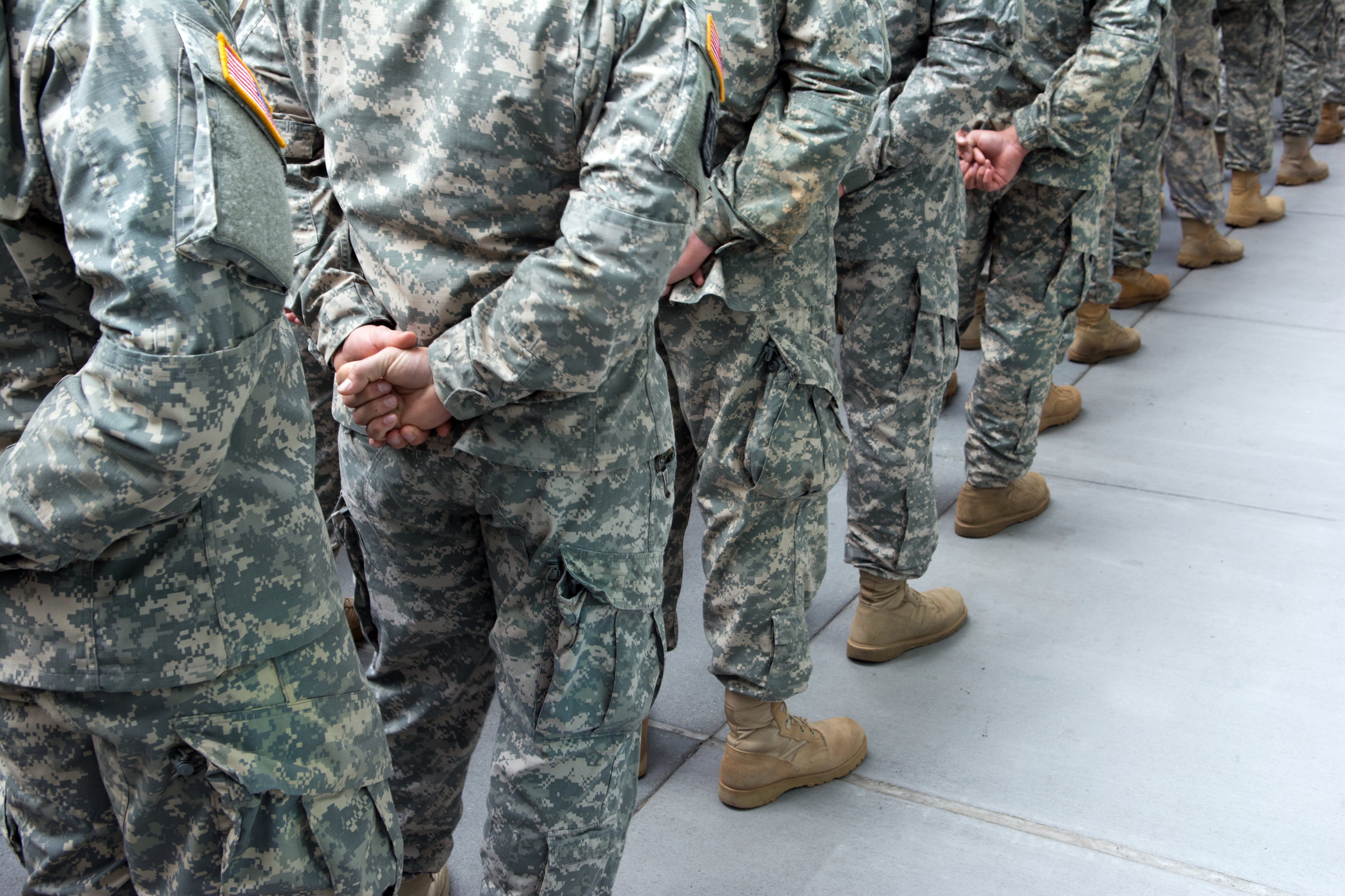 Soldados formándose para el desfile anual del Día de los Veteranos de la ciudad de Nueva York.