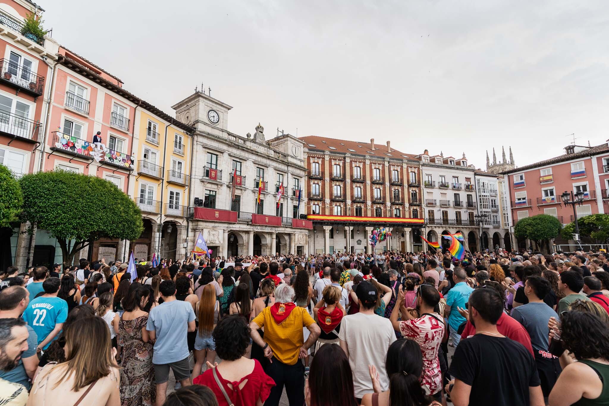 Concentración contra la LGTBIfobia en Burgos tras la agresión que obligó a la suspensión del concierto de Métrika
