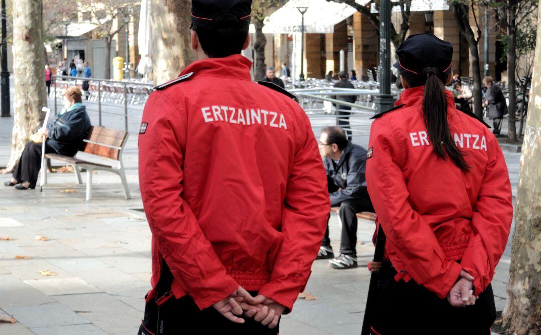 Dos ertzainas patrullan por las calles de San Sebastián en una imagen de archivo. 