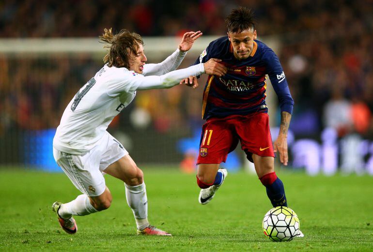 Neymar pugna con Modric por un balón