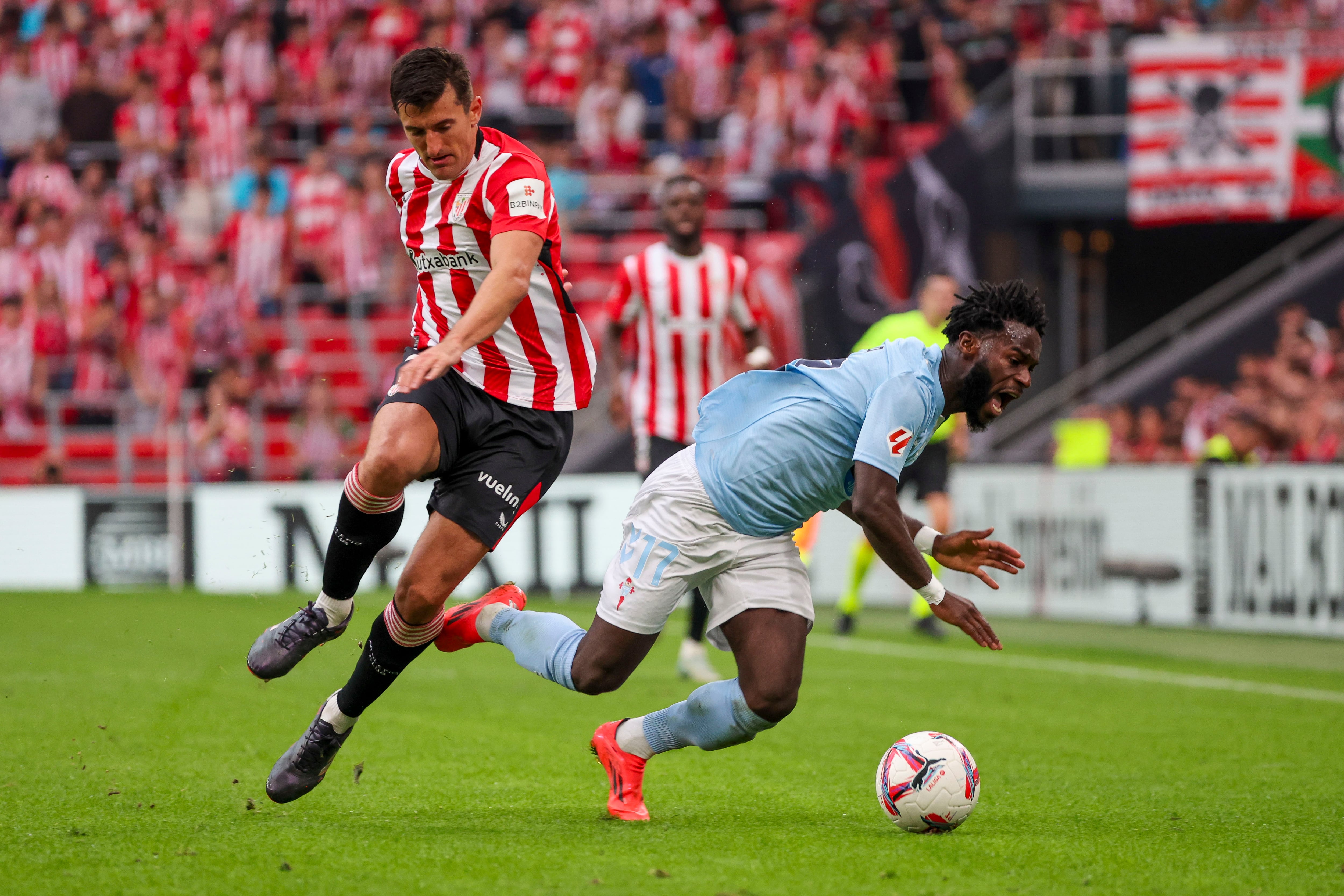 BILBAO, 22/09/2024.- El defensa del Athletic Club Dani Vivian (i) lucha por el balón con el extremo izquierdo marfileño del Celta de Vigo, Jonathan Bamba (d), durante su partido de la jornada 6 de LaLiga contra el Celta de Vigo en el estadio de San Mamés en Bilbao este domingo. EFE/ Luis Tejido
