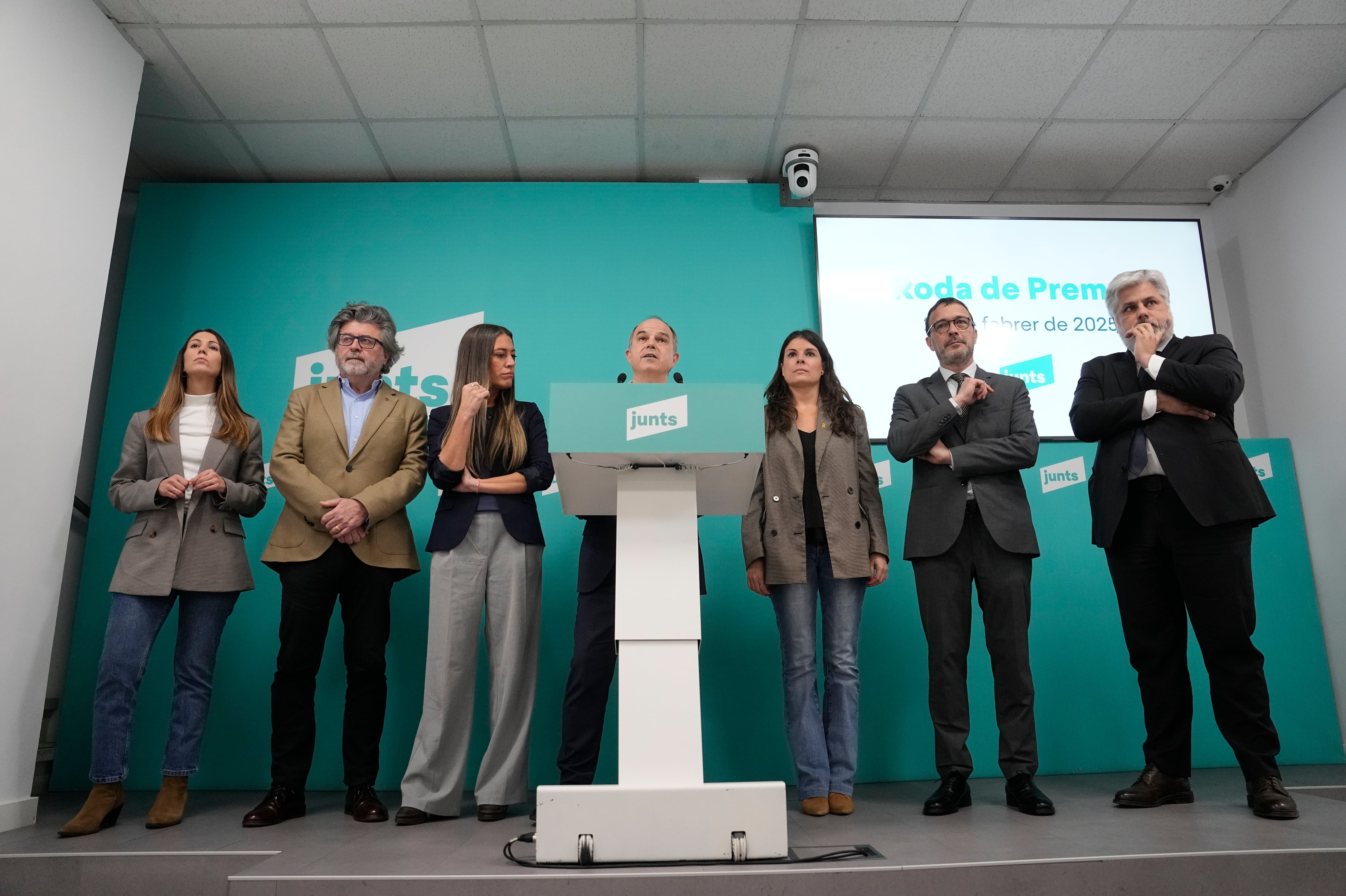 El secretario general de Junts, Jordi Turull, acompañado por la cúpula del partido, durante la rueda de prensa.