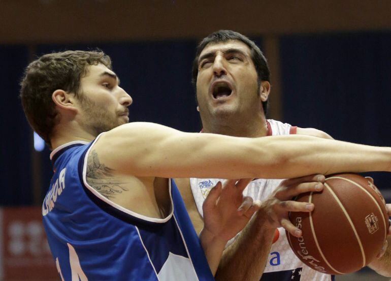  El ala-pivot del Rio Natura Jesús Chagoyen (d) y Julen Olaizola, del Gipuzkoa Basket, durante el partido de la tercera jornada de la Liga ACB disputado esta mañana en el pabellón multiúsos de Sar, en Santiago de Compostela, y que terminó con victoria local 85-69.