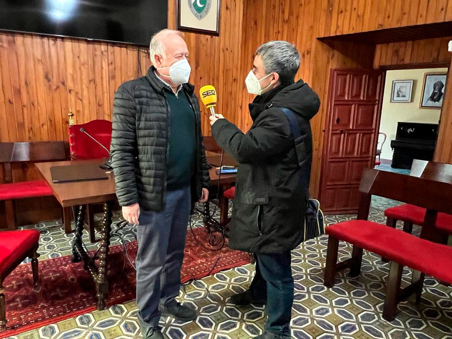 Juan José Olcina, presidente de la Asociación de San Jorge, atiende desde el Casal a Radio Alcoy durante la presentación de Festa! 2020-2022.