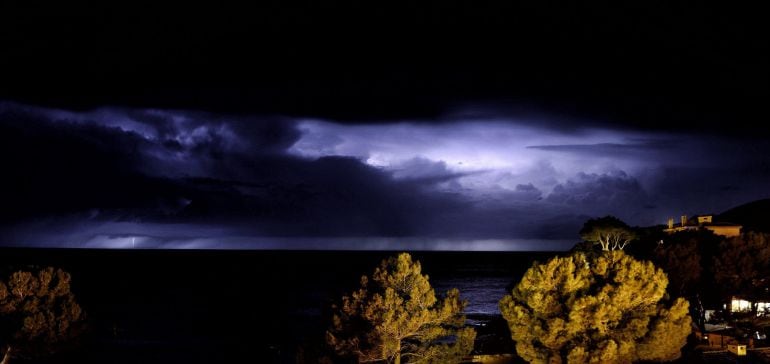 Tormenta destructiva registrada en la isla de Mallorca y que ha obligado a activar la alerta naranja por lluvias que pueden alcanzar una precipitación de 100 litros por metro cuadrado y vientos de 120 kilómetros por hora. 