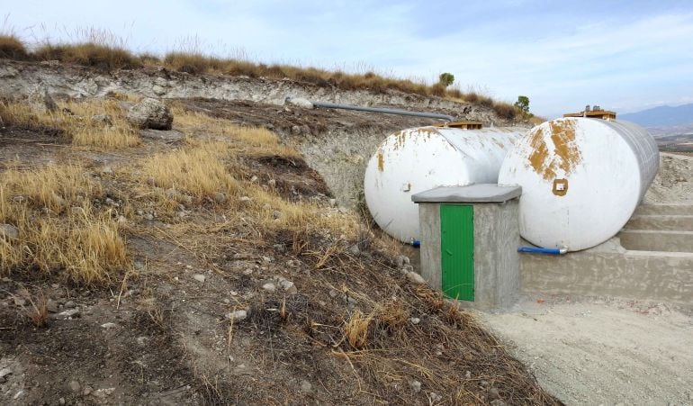 Dépositos instalados en la parcela afectada