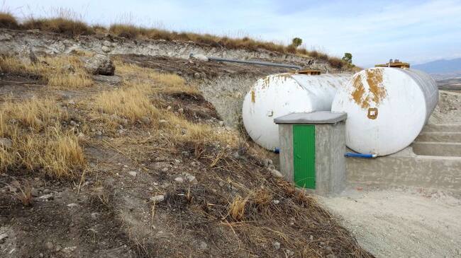 Dépositos instalados en la parcela afectada