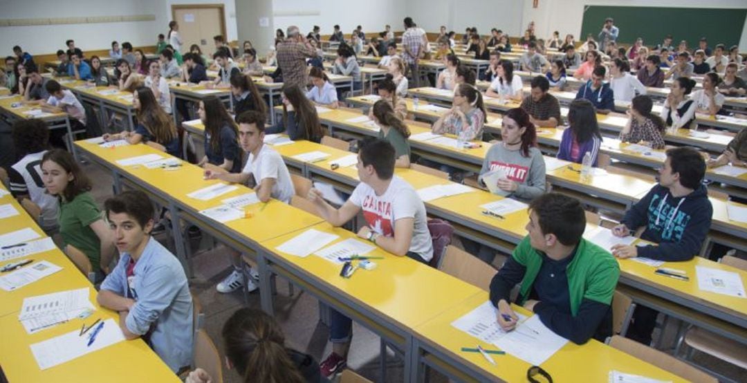 Imagen de los alumnos realizando la prueba de acceso a la Universidad