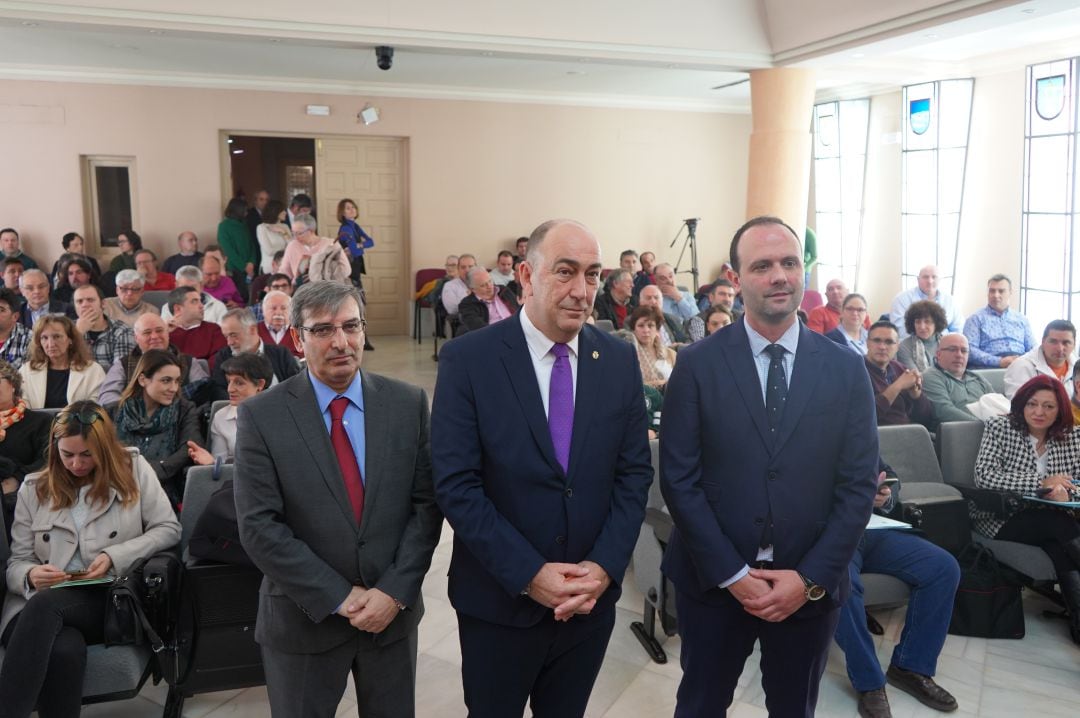 El vicenconsejero de infraestructuras José Luis Sanz Merino (i) junto al presidente de la Diputación Miguel Ángel de Vicente y el responsable autonómico de Telefónica Javier Alonso (d) momentos antes de la reunión informativa