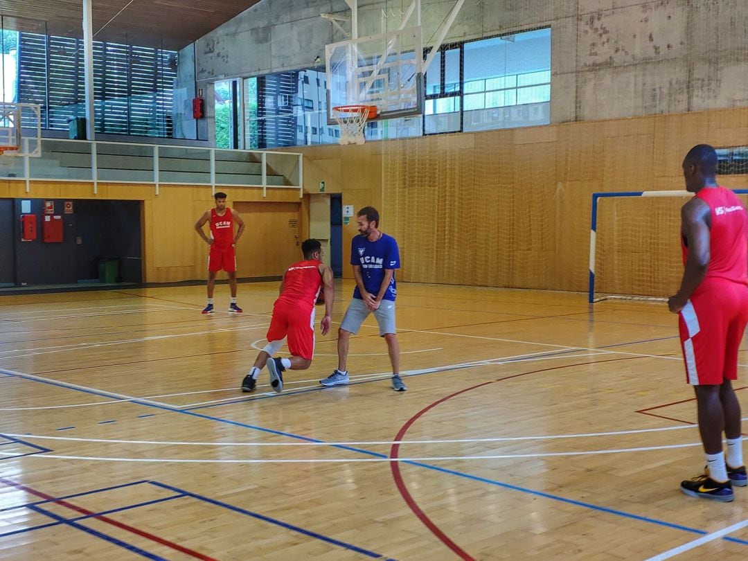 Sito Alonso en un entrenamiento del UCAM Murcia CB en el Viella