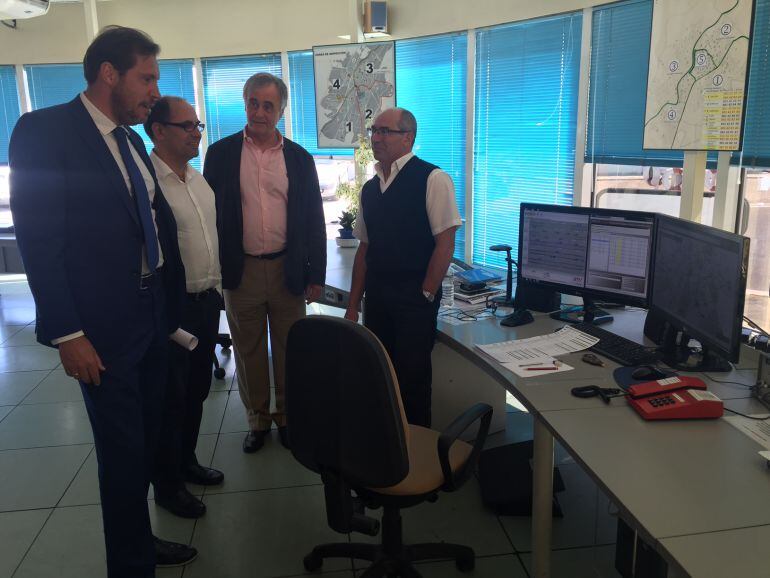 Visita del alcalde y Luis Vélez a las instalaciones de AUVASA en julio de 2016