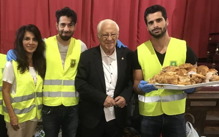 Foto de archivo del padre Ángel en una de sus obras sociales 