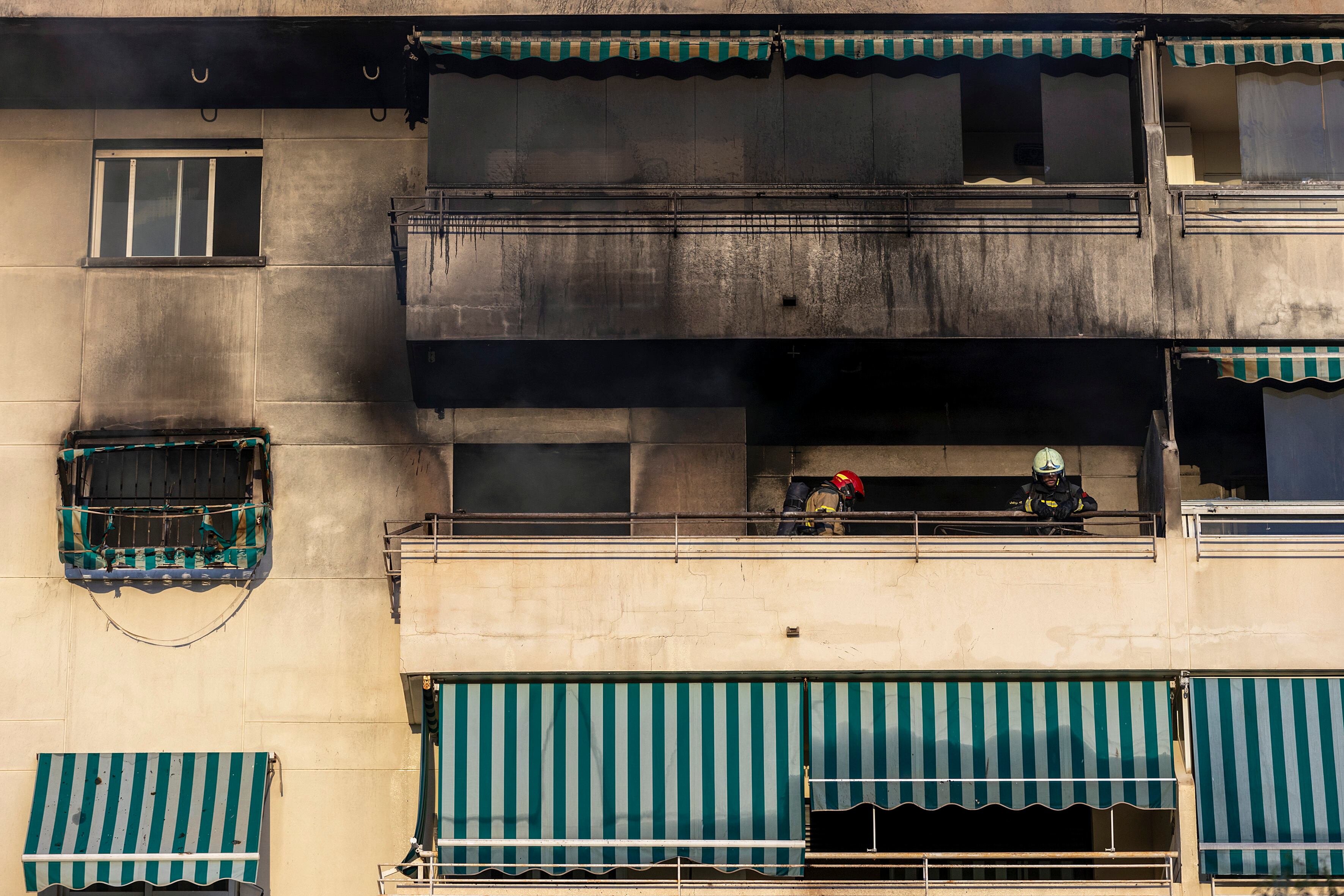 FUENGIROLA (MÁLAGA), 09/01/2023.-Dos bomberos revisan el estado de la vivienda en el que dos personas han fallecido este lunes en la localidad malagueña de Fuengirola, según ha informado a EFE un portavoz de Emergencias 112 Andalucía. Varias personas alertaron pasadas las 13:05 horas de un incendio en la terraza de la quinta planta de un bloque de viviendas situado en la avenida Miramar de Fuengirola, del que salía una gran columna de humo.En el incendio, cuyas causas se desconocen, han fallecido dos personas, cuya edad no ha sido precisada, y varias han resultado afectadas por inhalación de humo. EFE/Daniel Pérez
